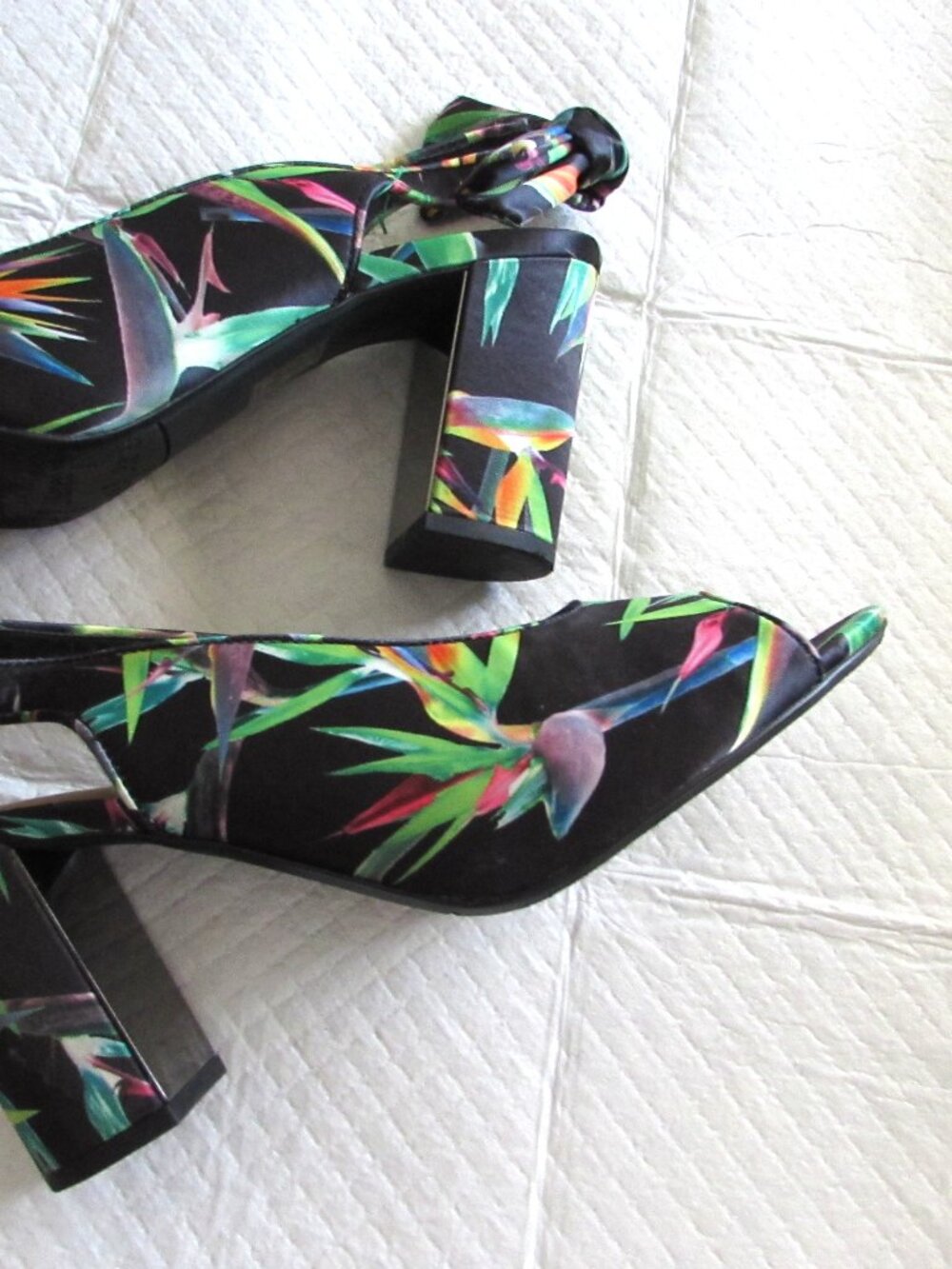 J. Renee Stunning Black Heels With Leaf Print & Bow in Back Size 11 M - Picture 5 of 6